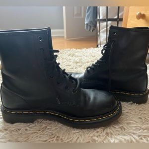 DOC MARTENS SIZE 8